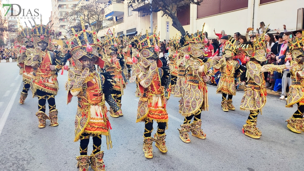 El buen tiempo hace disfrutar a multitud de público del desfile infantil del Carnaval de Badajoz