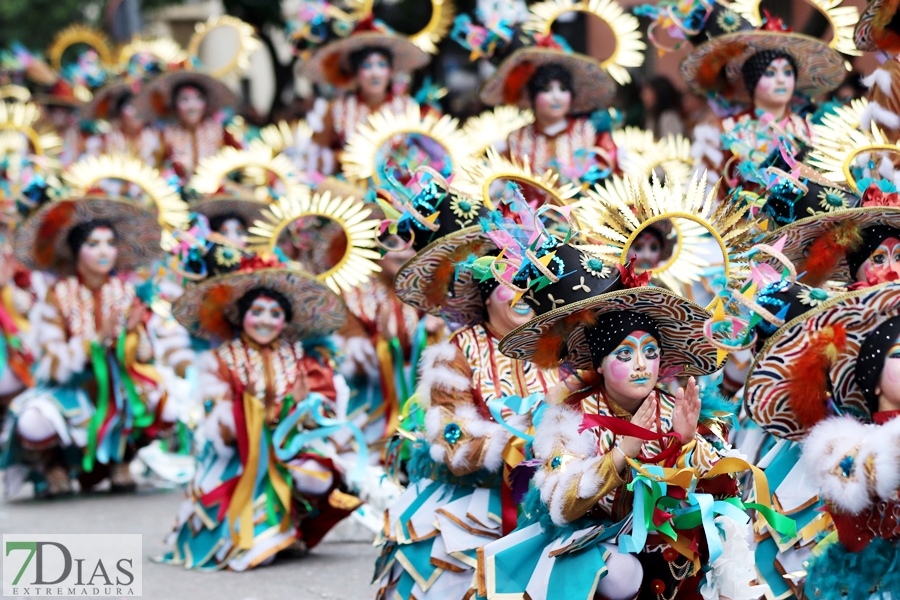 Disfruta de los mejores planos generales del desfile del Carnaval de Badajoz 2024