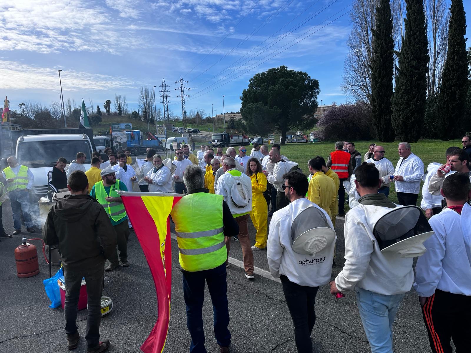 Cáceres enjaulada: cientos de personas exigen entre el humo soluciones para el campo