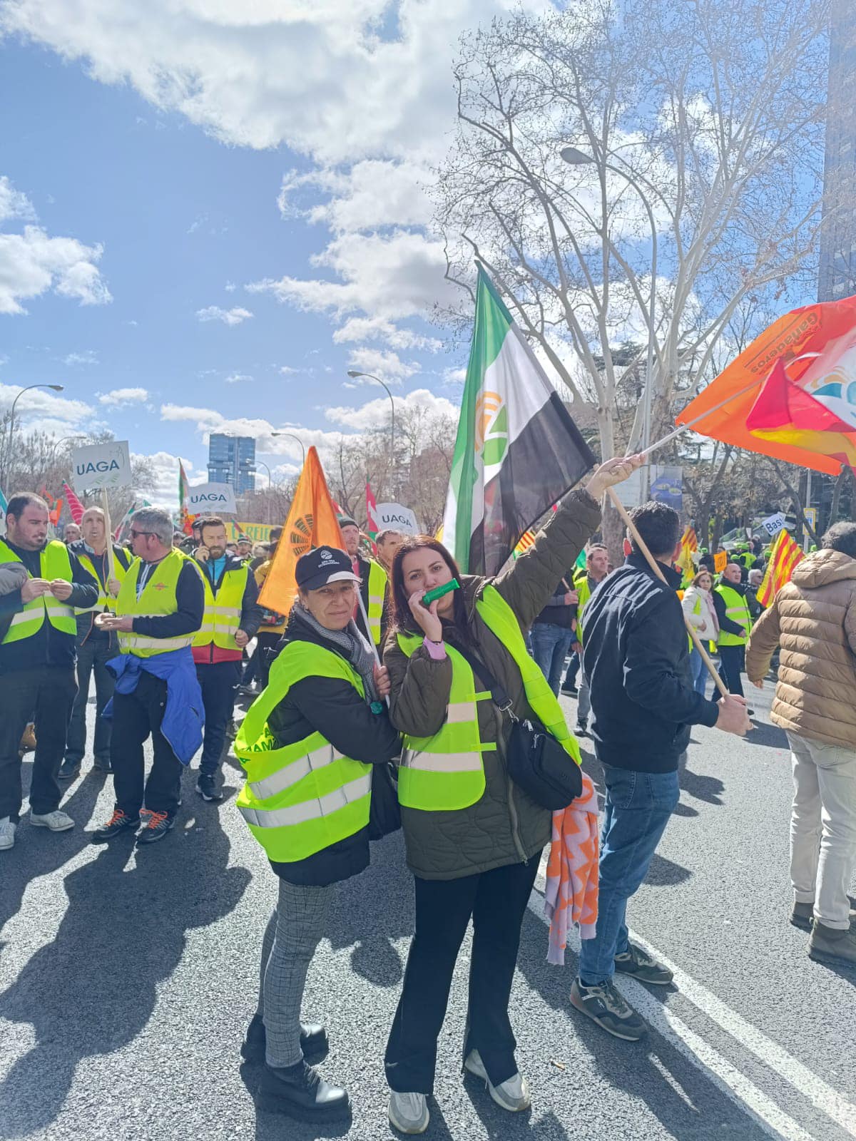 Imágenes de los extremeños manifestándose en Madrid este lunes