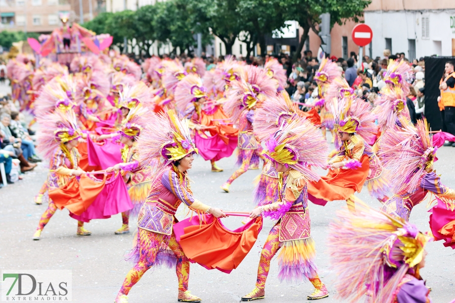 Disfruta de los mejores planos generales del desfile del Carnaval de Badajoz 2024