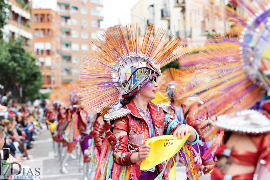 Disfruta de los mejores planos generales del desfile del Carnaval de Badajoz 2024