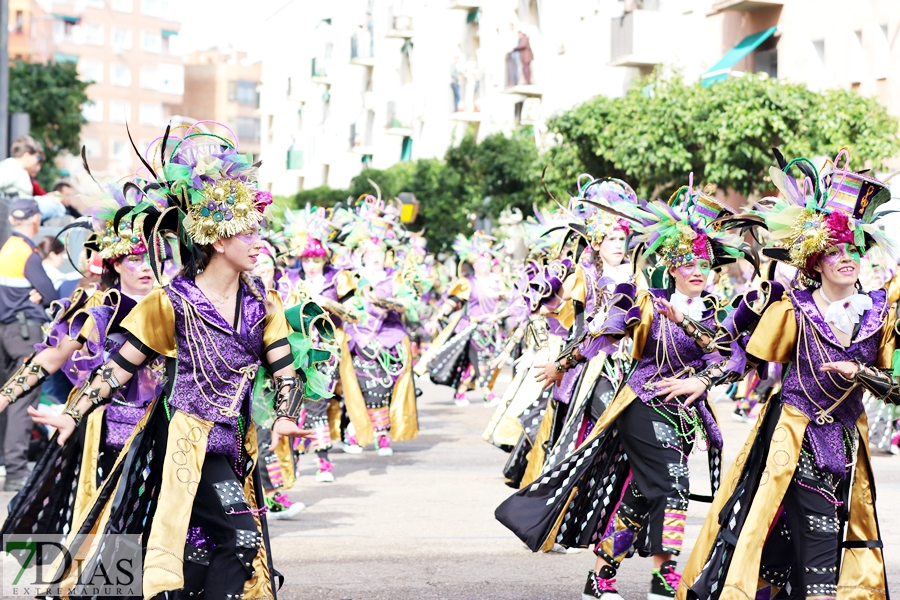 Disfruta de los mejores planos generales del desfile del Carnaval de Badajoz 2024