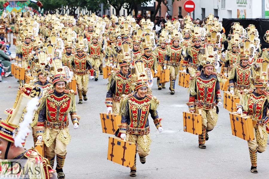 Disfruta de los mejores planos generales del desfile del Carnaval de Badajoz 2024