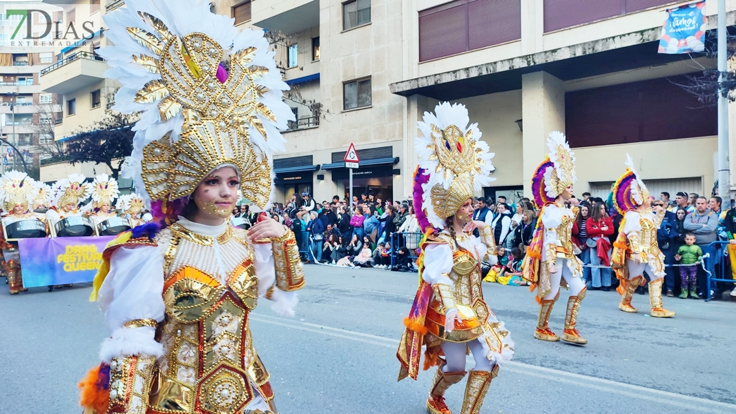 El buen tiempo hace disfrutar a multitud de público del desfile infantil del Carnaval de Badajoz