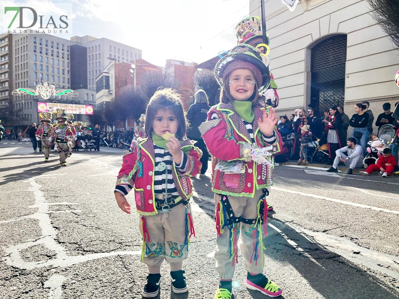 El buen tiempo hace disfrutar a multitud de público del desfile infantil del Carnaval de Badajoz