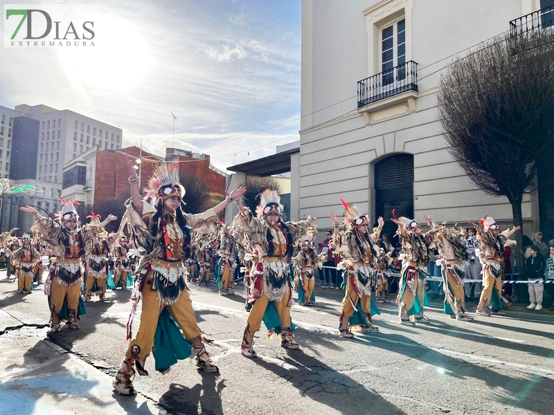 El buen tiempo hace disfrutar a multitud de público del desfile infantil del Carnaval de Badajoz