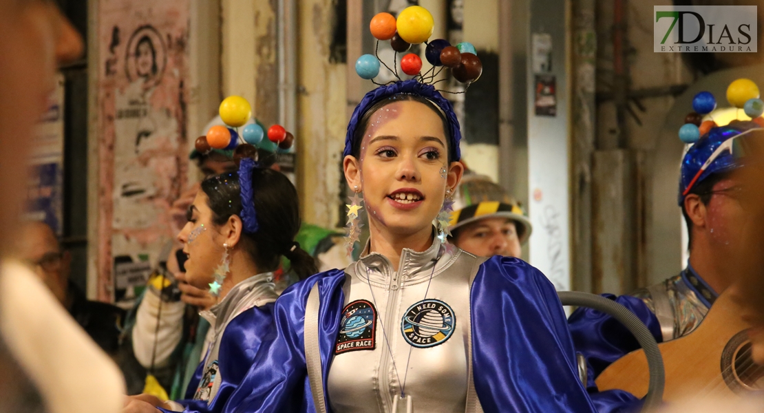 Las calles de Badajoz se llenan para vivir el segundo viernes de Carnaval