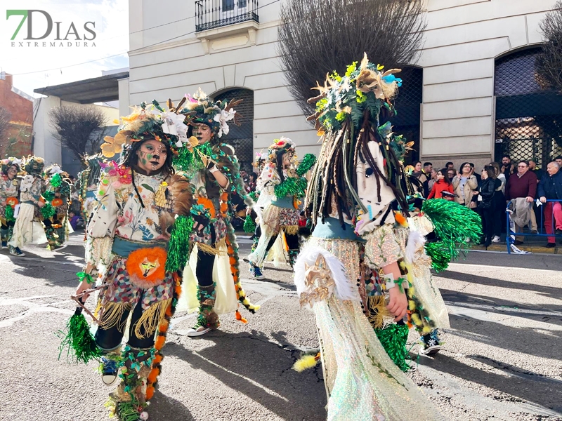 El buen tiempo hace disfrutar a multitud de público del desfile infantil del Carnaval de Badajoz