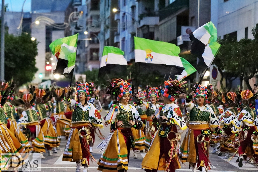 Disfruta de los mejores planos generales del desfile del Carnaval de Badajoz 2024