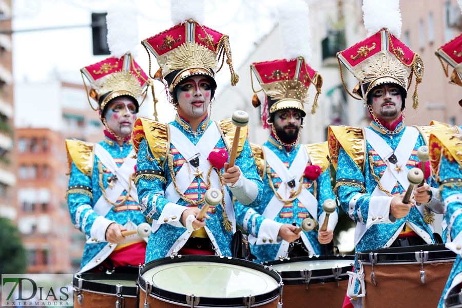 Disfruta de los mejores planos generales del desfile del Carnaval de Badajoz 2024