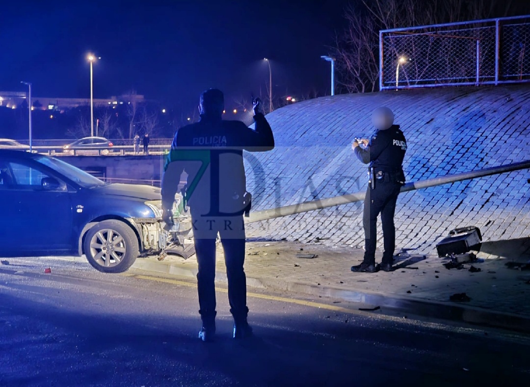 Destroza parte del recién estrenado entorno de la calle Eulogio González de Plasencia