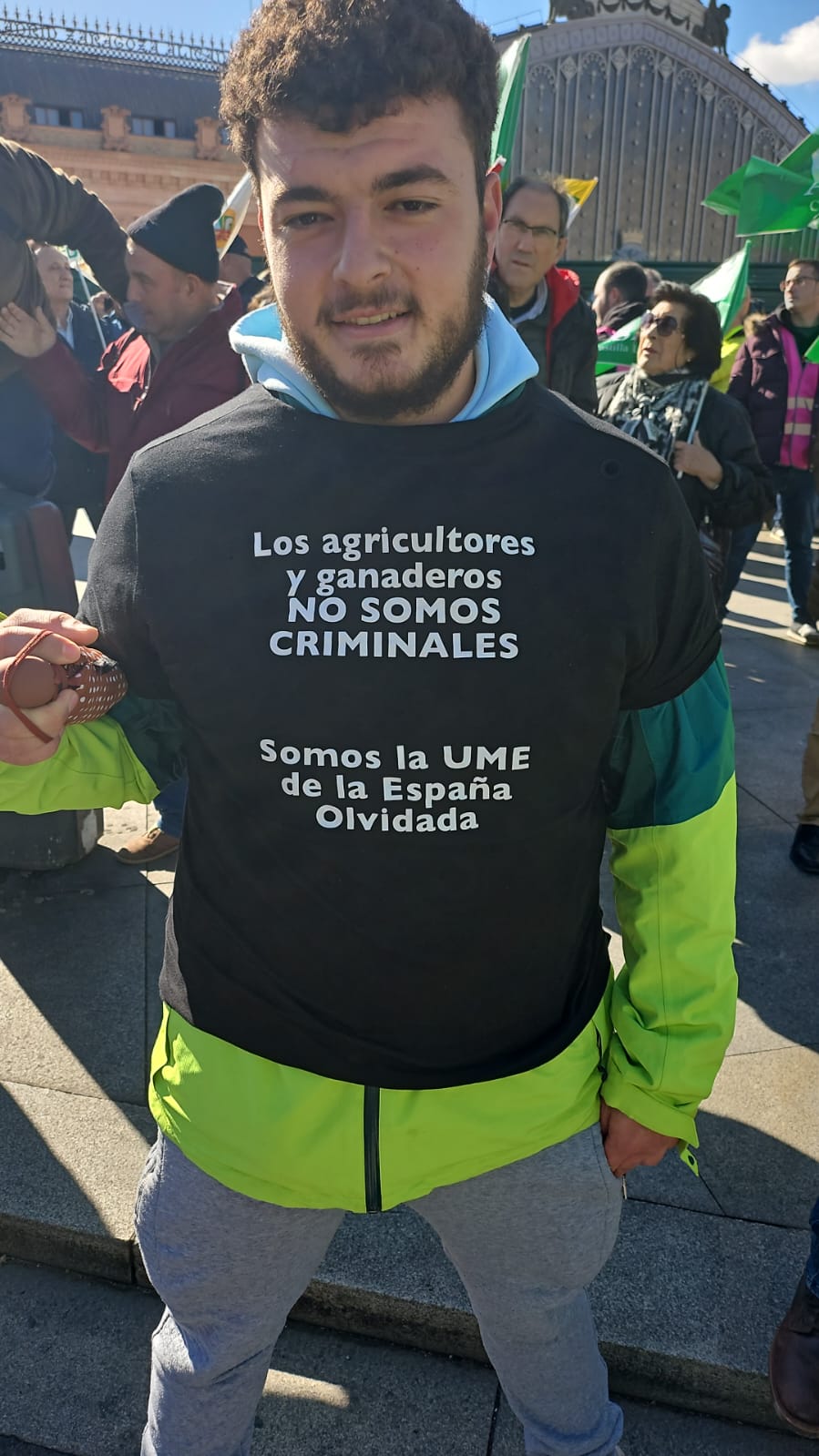 Imágenes de los extremeños manifestándose en Madrid este lunes