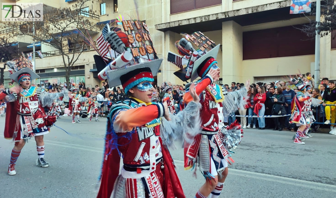 El buen tiempo hace disfrutar a multitud de público del desfile infantil del Carnaval de Badajoz