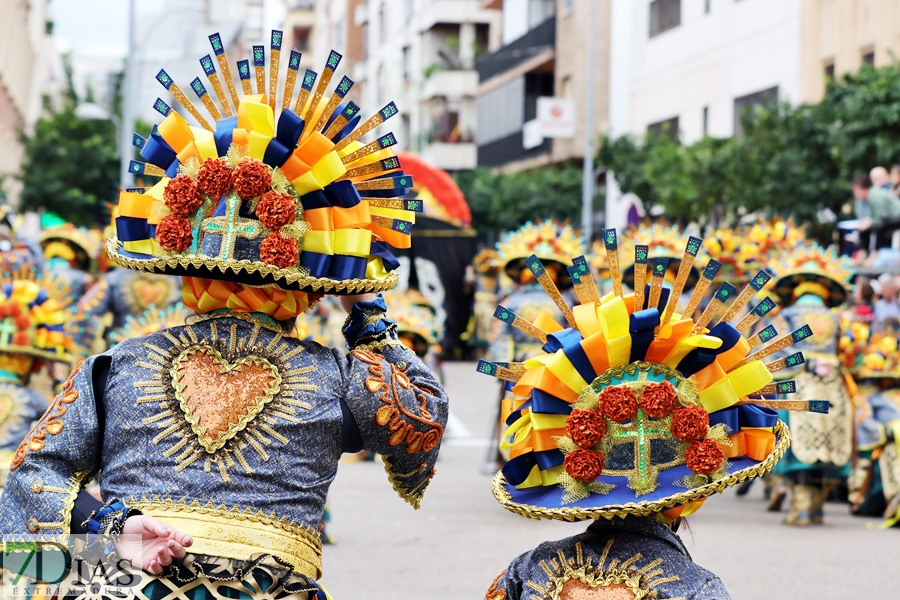 Disfruta de los mejores planos generales del desfile del Carnaval de Badajoz 2024