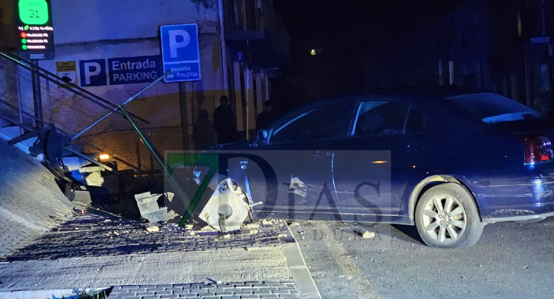 Destroza parte del recién estrenado entorno de la calle Eulogio González de Plasencia