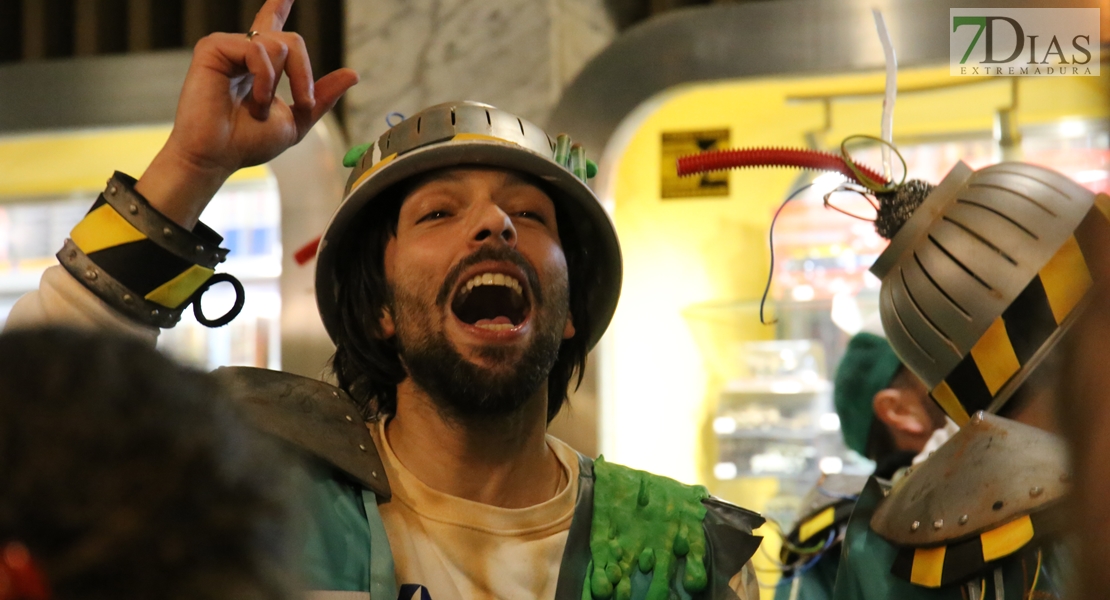 Las calles de Badajoz se llenan para vivir el segundo viernes de Carnaval