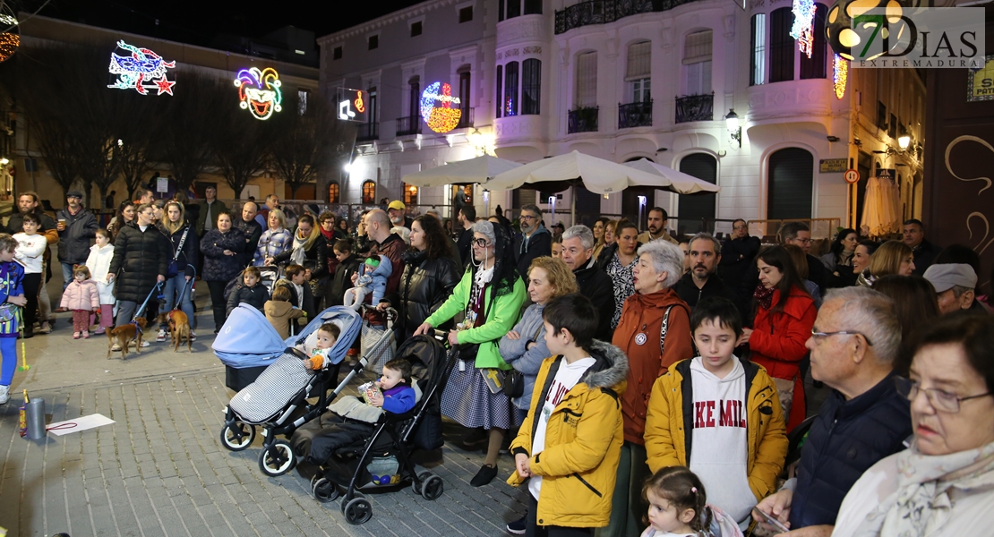 Las calles de Badajoz se llenan para vivir el segundo viernes de Carnaval