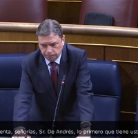 El ministro de Agricultura da un susto en plena respuesta en el Congreso