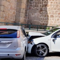 Pierde el control de su vehículo y  colisiona contra otros dos en el centro de Plasencia
