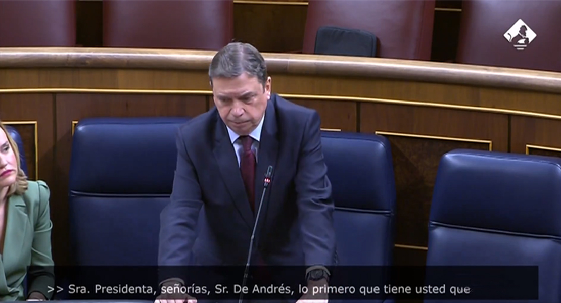 El ministro de Agricultura da un susto en plena respuesta en el Congreso