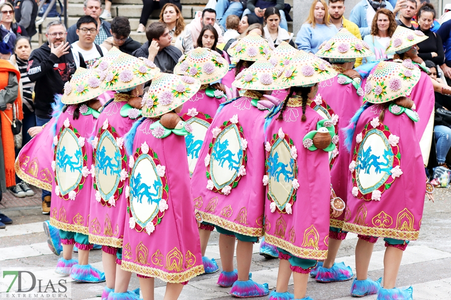 Disfruta de los mejores planos generales del desfile del Carnaval de Badajoz 2024