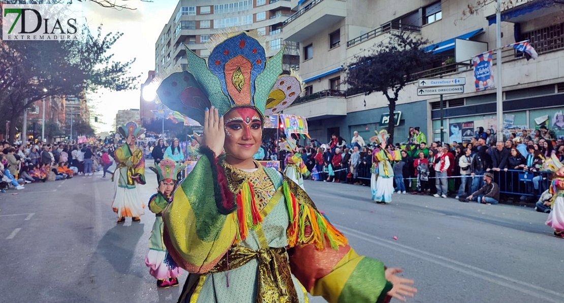 El buen tiempo hace disfrutar a multitud de público del desfile infantil del Carnaval de Badajoz