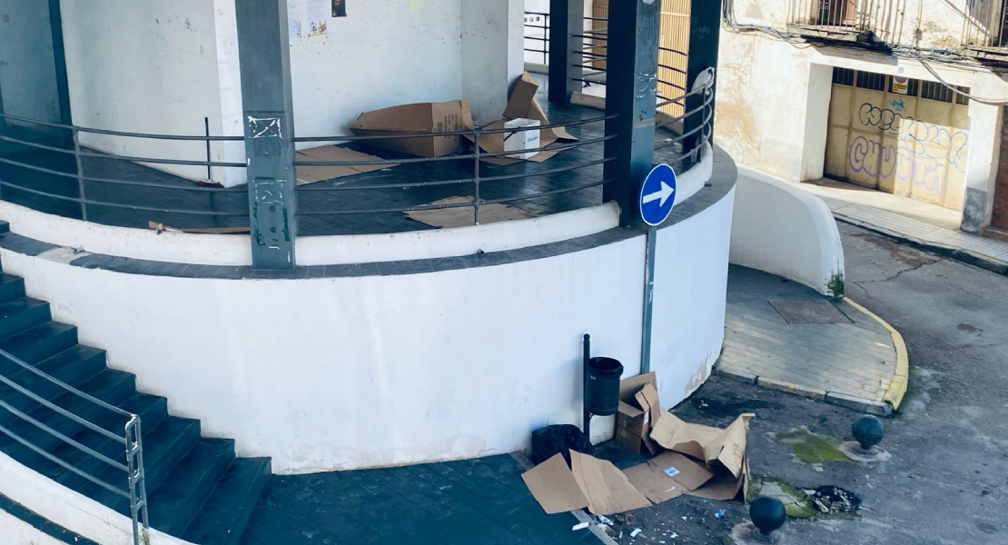 Denuncian el estado de la biblioteca Santa Ana: excrementos, droga y sexo en la vía pública