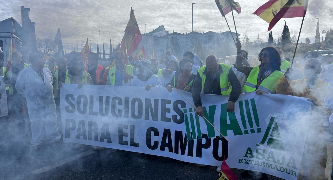 Cáceres enjaulada: cientos de personas exigen entre el humo soluciones para el campo