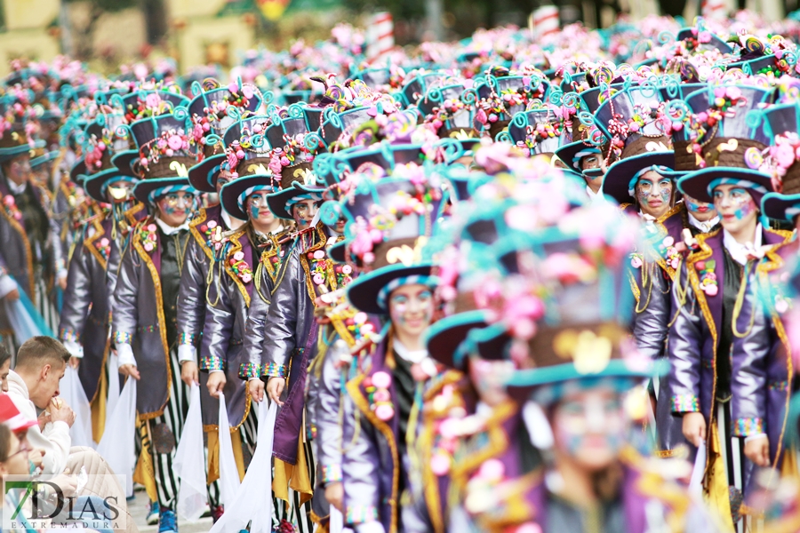 Disfruta de los mejores planos generales del desfile del Carnaval de Badajoz 2024