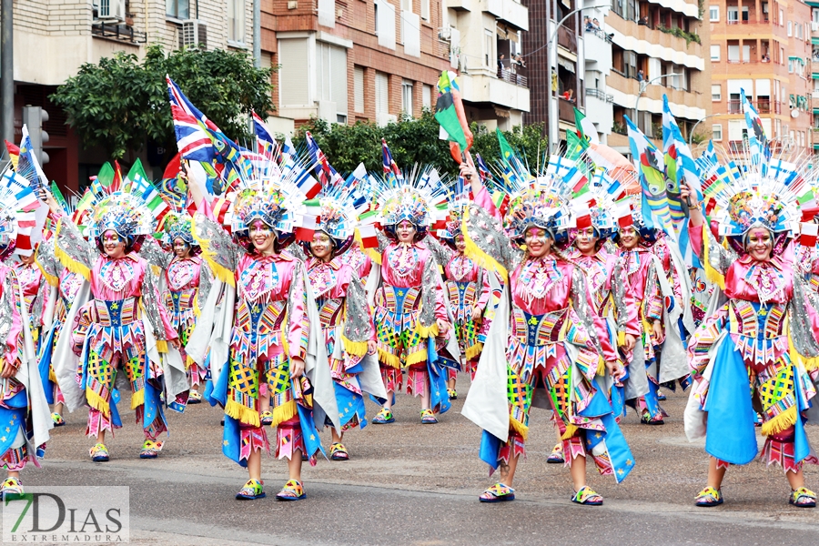 Disfruta de los mejores planos generales del desfile del Carnaval de Badajoz 2024