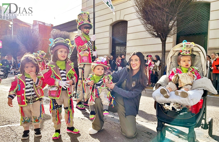 El buen tiempo hace disfrutar a multitud de público del desfile infantil del Carnaval de Badajoz