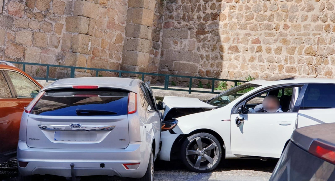 Pierde el control de su vehículo y  colisiona contra otros dos en el centro de Plasencia