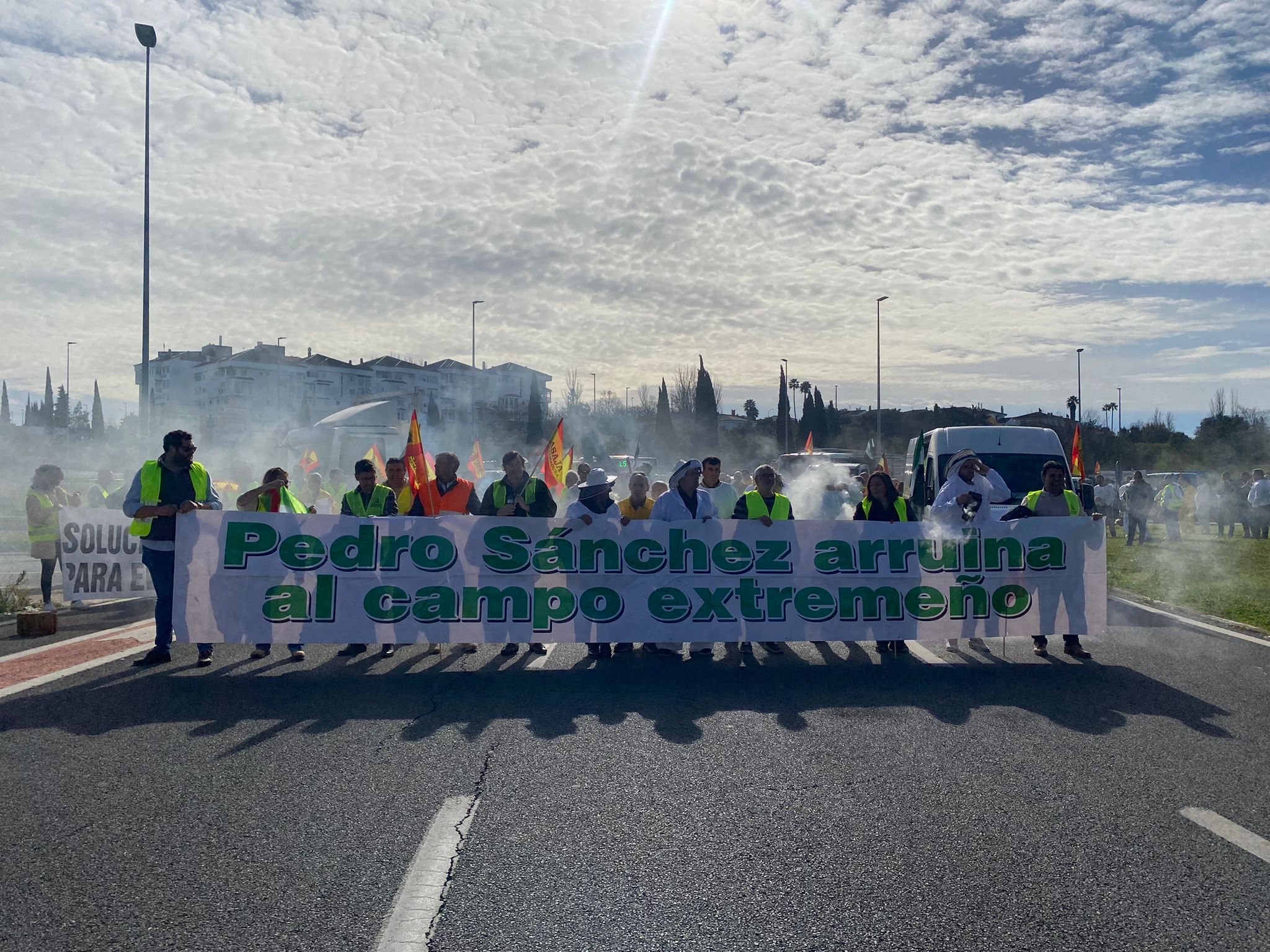 Cáceres enjaulada: cientos de personas exigen entre el humo soluciones para el campo