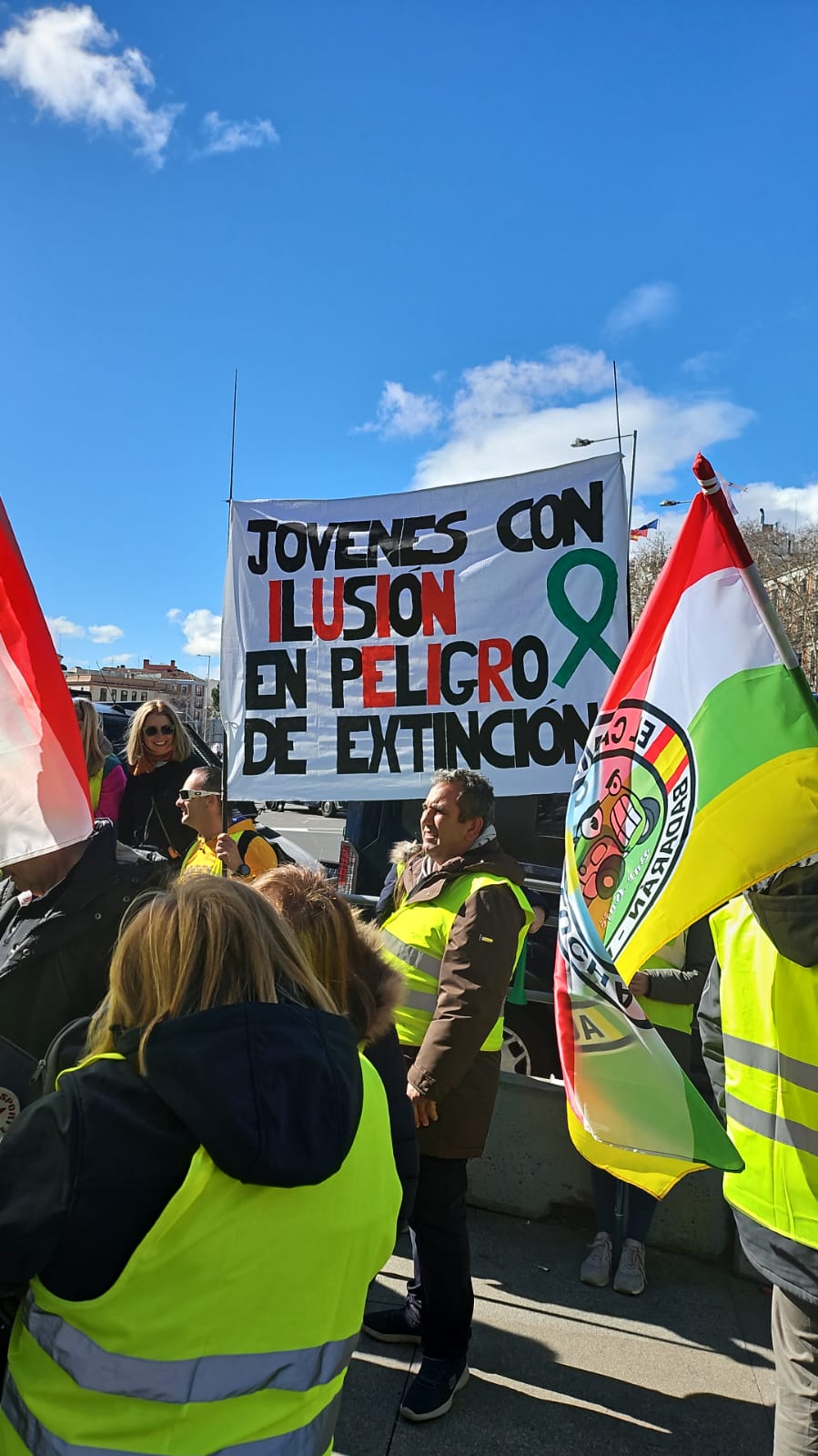 Imágenes de los extremeños manifestándose en Madrid este lunes