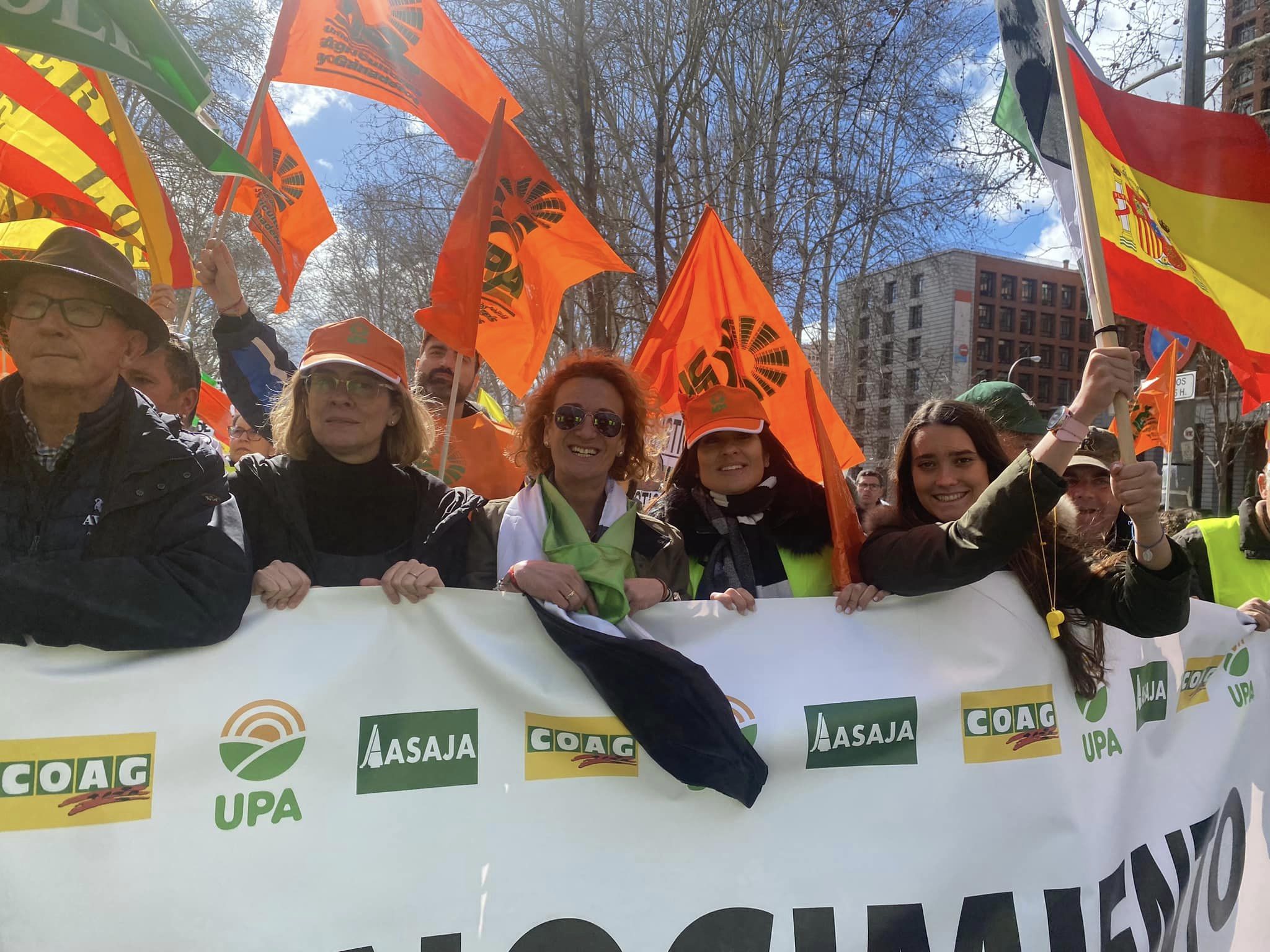 Imágenes de los extremeños manifestándose en Madrid este lunes