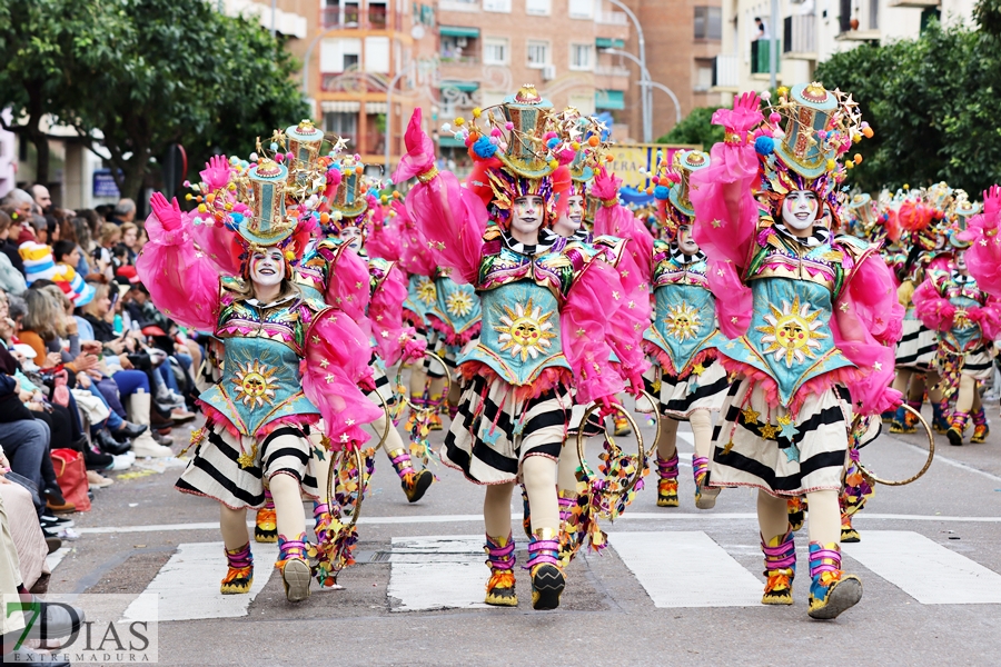 Disfruta de los mejores planos generales del desfile del Carnaval de Badajoz 2024