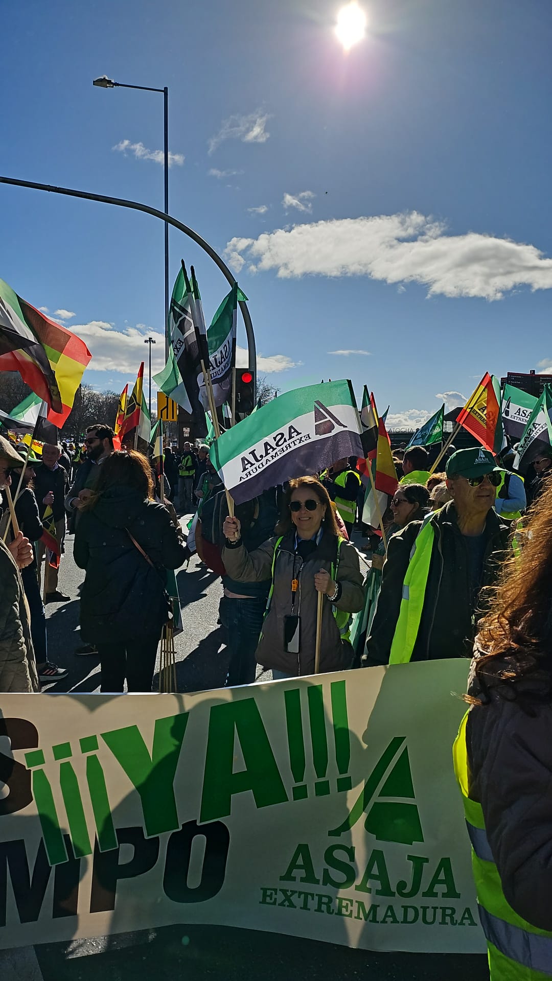 Imágenes de los extremeños manifestándose en Madrid este lunes