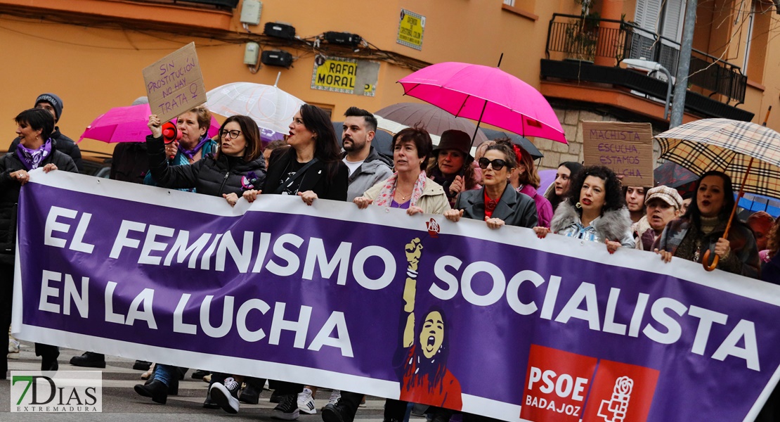 REPOR - La lluvia no frena la manifestación del 8M en Badajoz