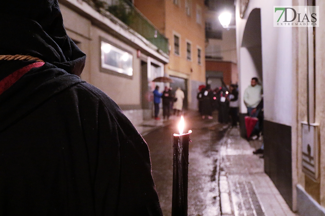 Un Jueves Santo pasado por agua y lágrimas en Badajoz