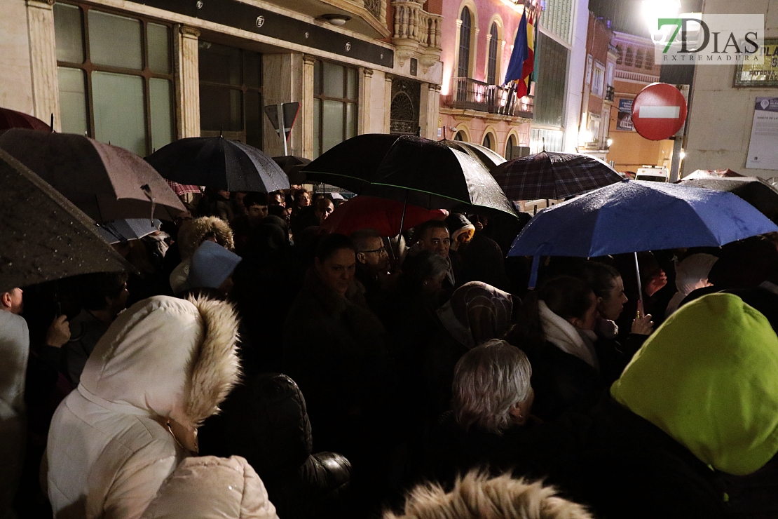 Miles de personas acuden a las puertas de San Agustín y la Ermita de la Soledad este Viernes Santo