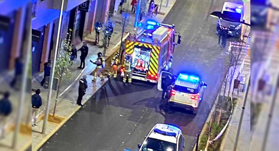 Un amplio dispositivo trabaja en un incendio de vivienda en el centro de Badajoz