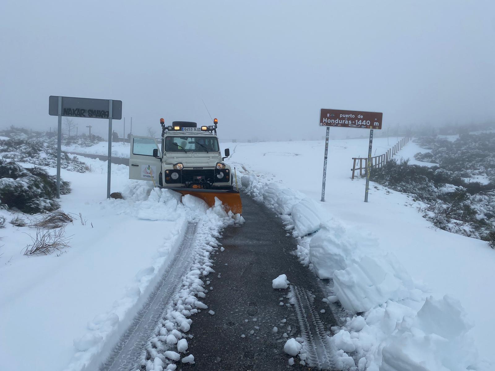 La nieve deja bonitas estampas y carreteras cortadas en Extremadura este sábado