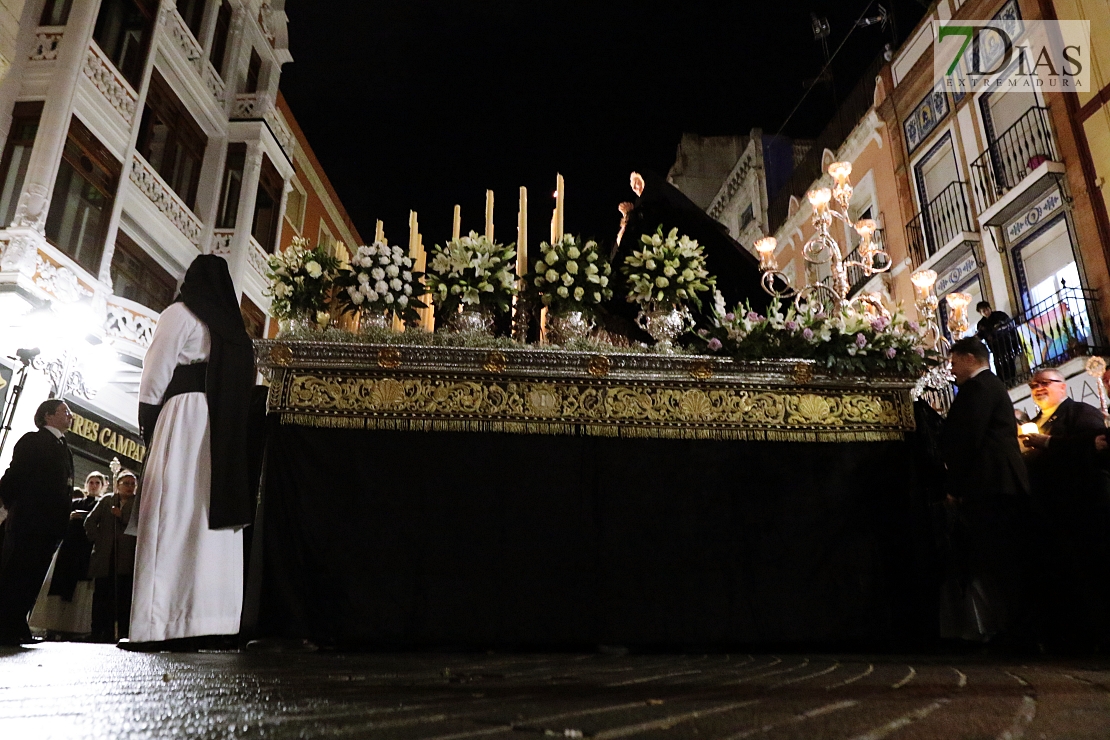 Miles de personas acuden a las puertas de San Agustín y la Ermita de la Soledad este Viernes Santo