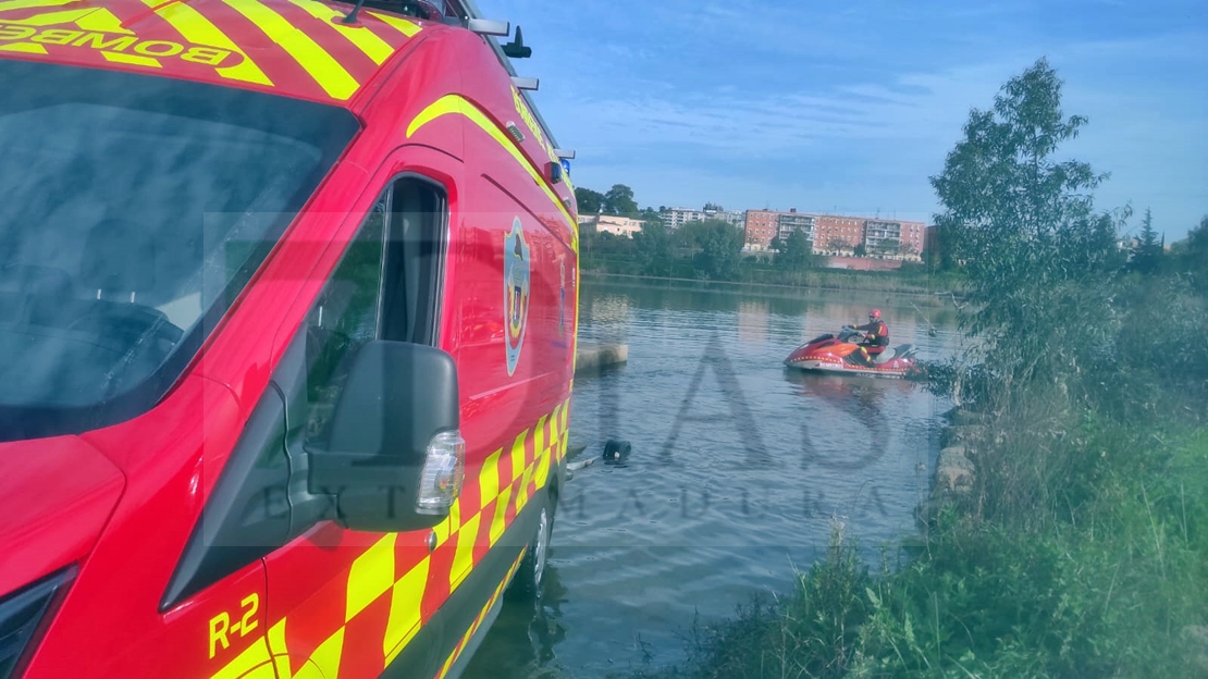 Amplio dispositivo para rescatar a un hombre en el río Guadiana en Badajoz