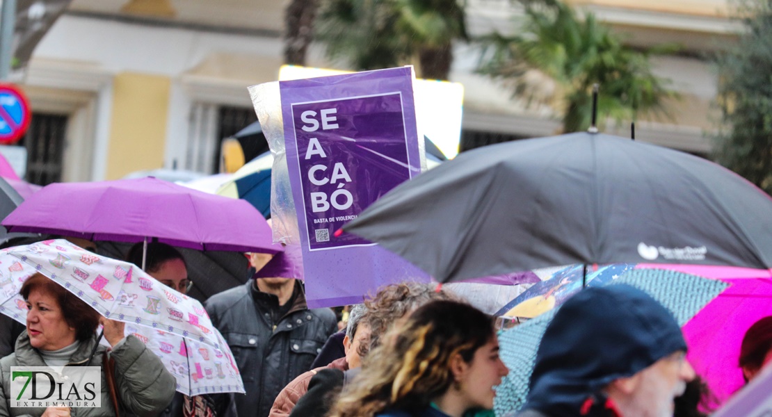 REPOR - La lluvia no frena la manifestación del 8M en Badajoz