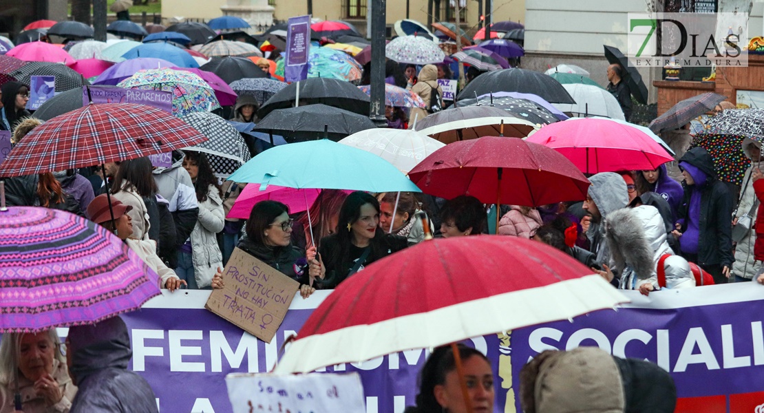 REPOR - La lluvia no frena la manifestación del 8M en Badajoz