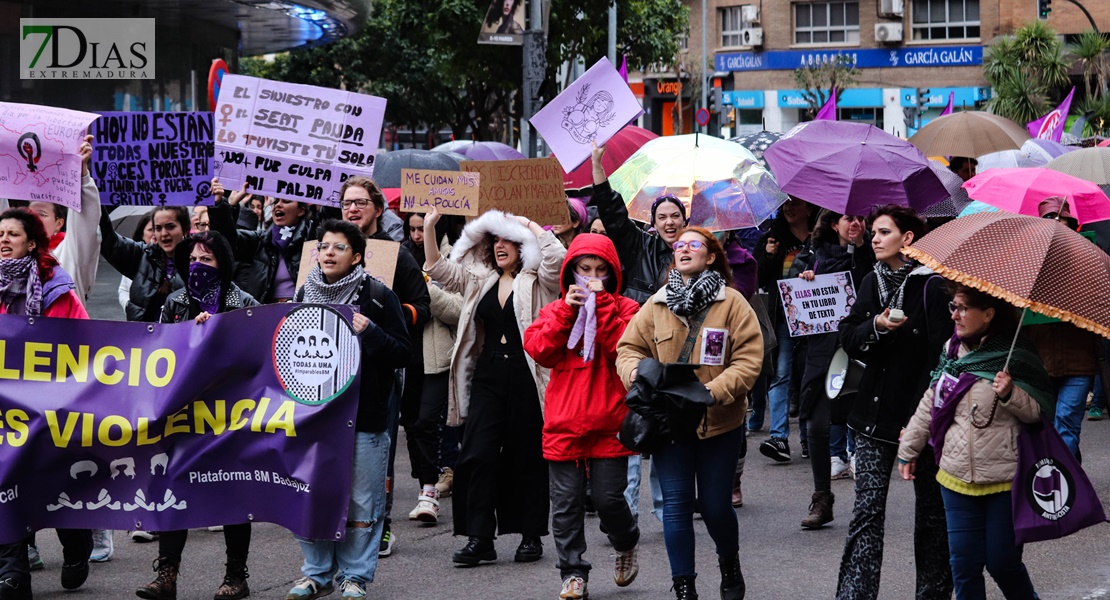 REPOR - La lluvia no frena la manifestación del 8M en Badajoz