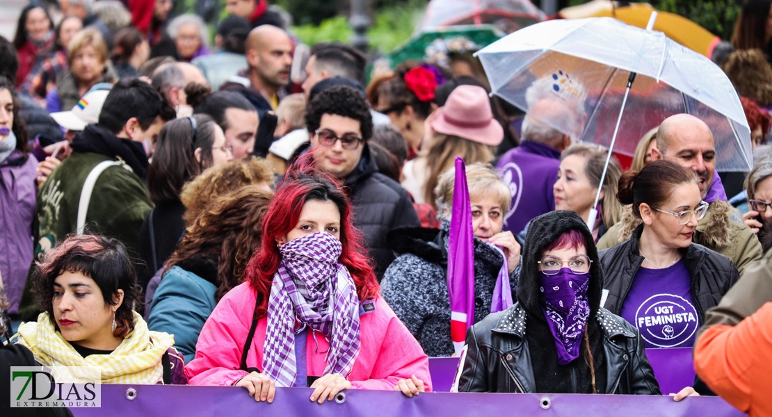 REPOR - La lluvia no frena la manifestación del 8M en Badajoz