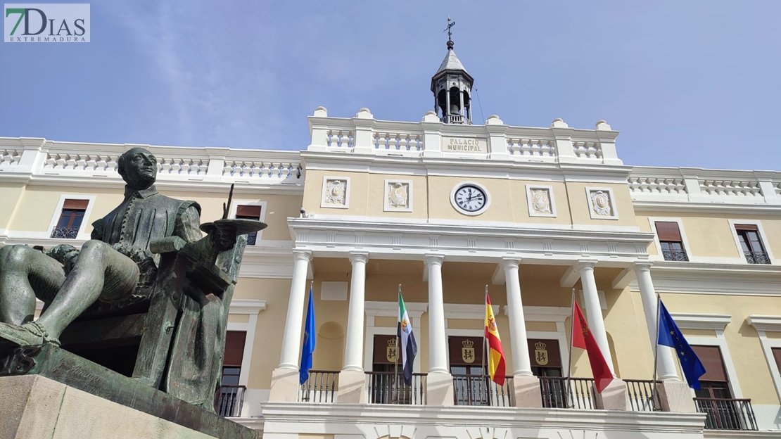 La bandera de Badajoz ondea por primera vez en el Ayuntamiento